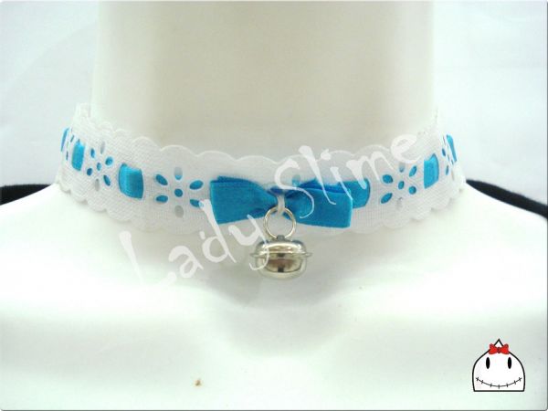 Choker Branca e Azul com Laço e Guizo