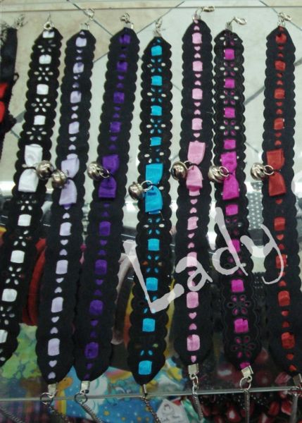 Choker Preta e Cores com Laço e Guizo